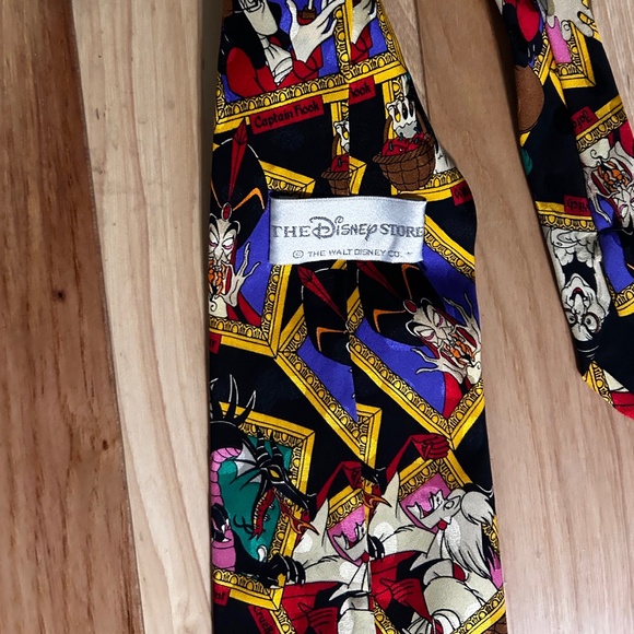 Disney Tie - Villains 100% Silk - Picture 2 of 5